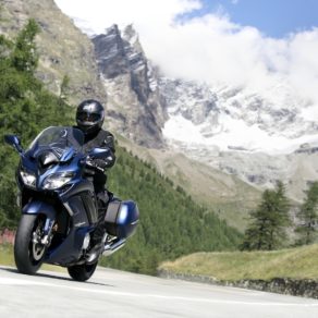 2018_YAM_FJR1300AE_EU_MDPBM1_ACT_003-53869