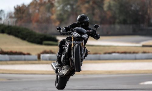 Triumph-speed-triple-riding-1